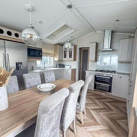 Beautiful Lodge With Full Sea Views At Broadland Sands In Suffolk Ref 20235Bs Hopton on Sea Eksteriør bilde