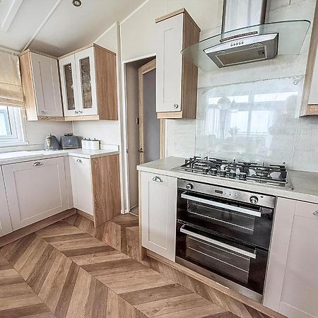 Beautiful Lodge With Full Sea Views At Broadland Sands In Suffolk Ref 20235Bs Hopton on Sea Eksteriør bilde