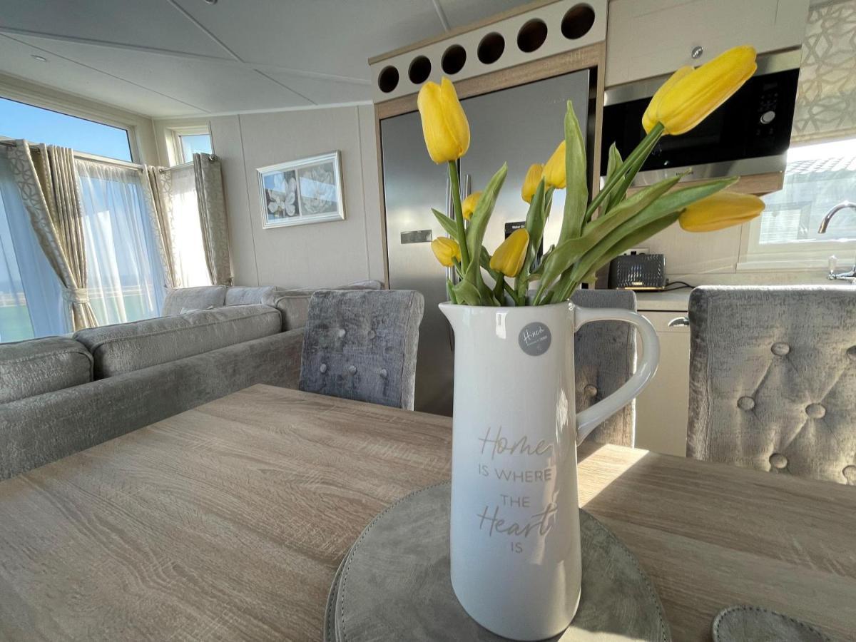 Beautiful Lodge With Full Sea Views At Broadland Sands In Suffolk Ref 20235Bs Hopton on Sea Eksteriør bilde