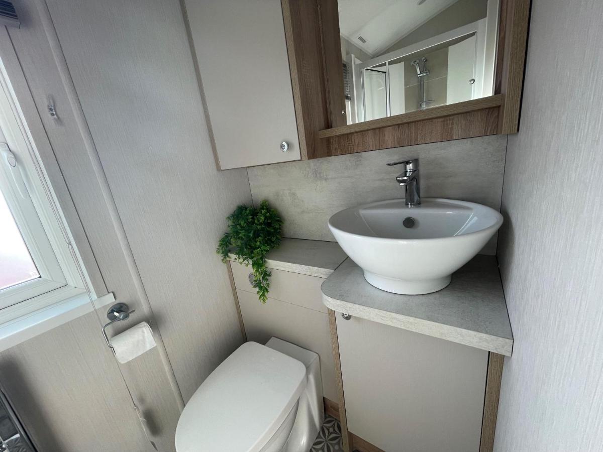 Beautiful Lodge With Full Sea Views At Broadland Sands In Suffolk Ref 20235Bs Hopton on Sea Eksteriør bilde