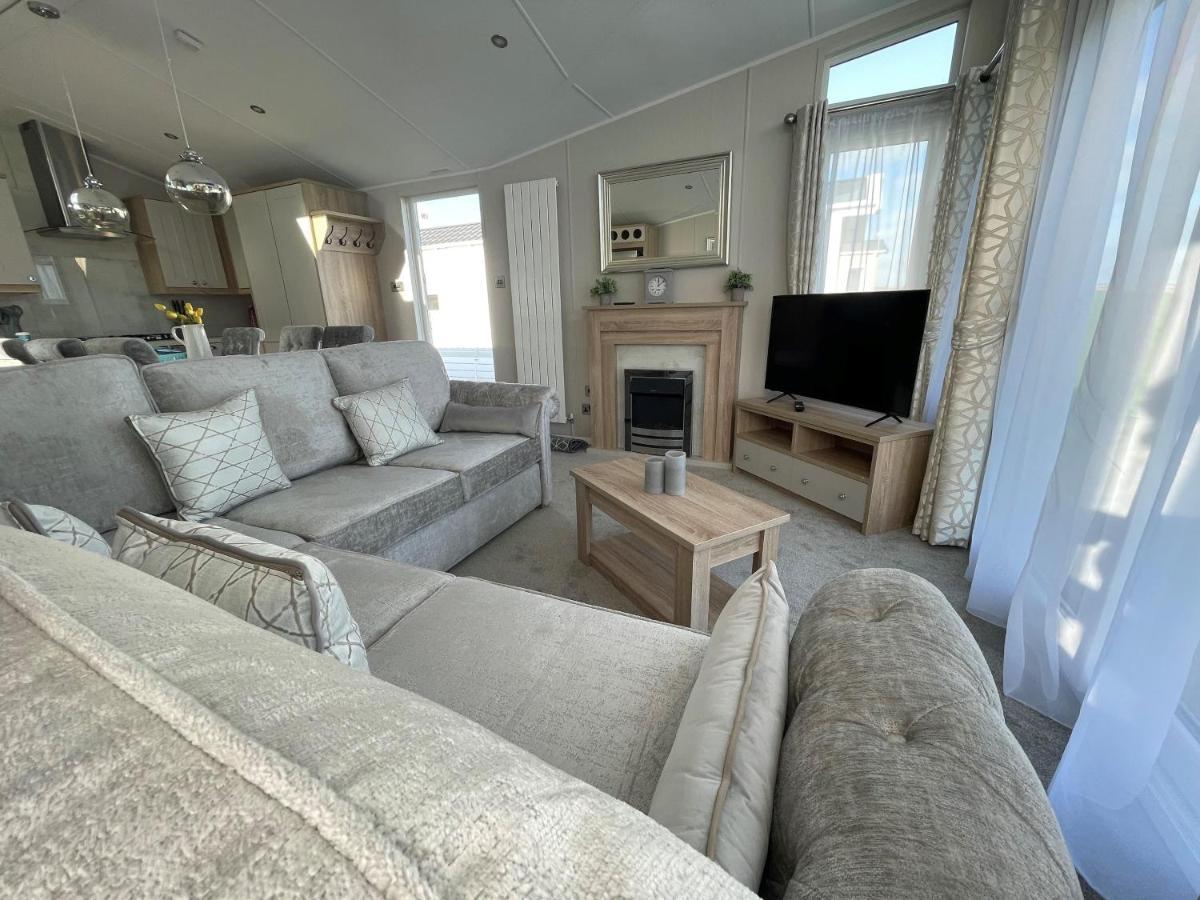 Beautiful Lodge With Full Sea Views At Broadland Sands In Suffolk Ref 20235Bs Hopton on Sea Eksteriør bilde