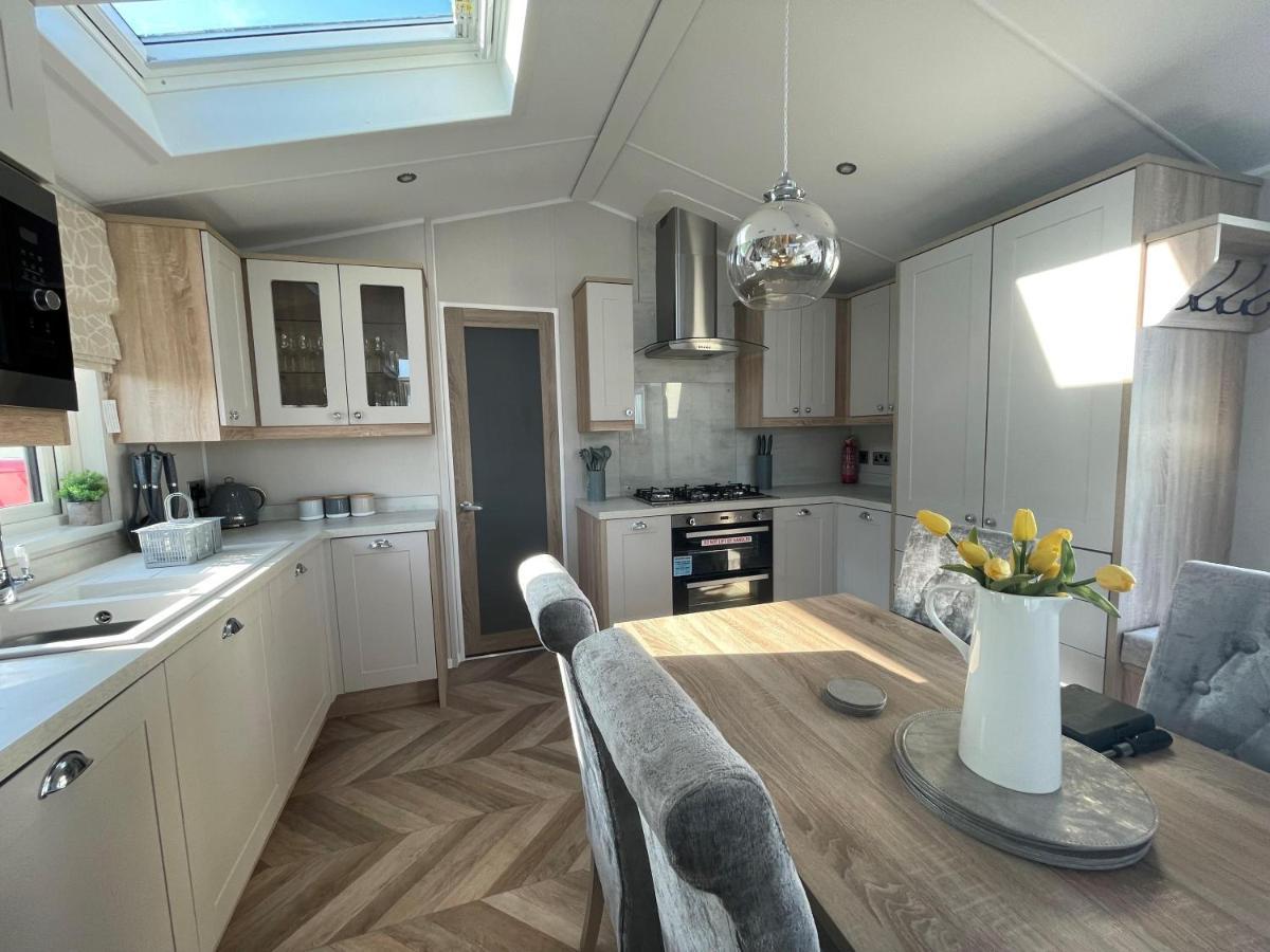 Beautiful Lodge With Full Sea Views At Broadland Sands In Suffolk Ref 20235Bs Hopton on Sea Eksteriør bilde