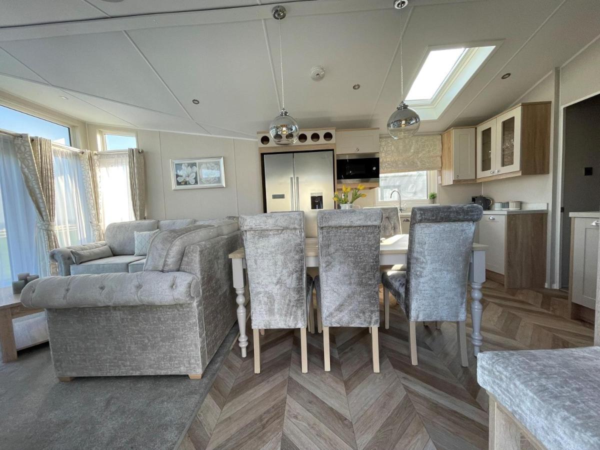 Beautiful Lodge With Full Sea Views At Broadland Sands In Suffolk Ref 20235Bs Hopton on Sea Eksteriør bilde