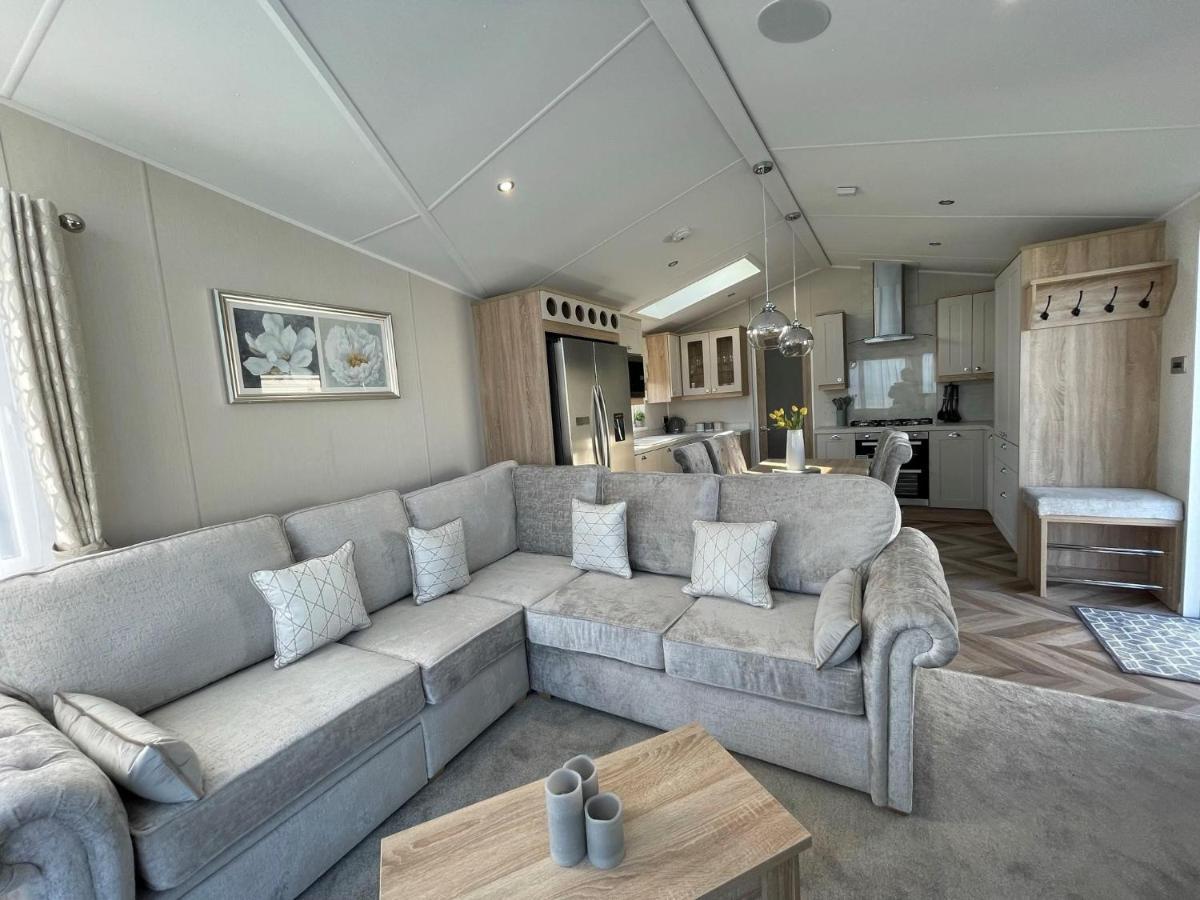 Beautiful Lodge With Full Sea Views At Broadland Sands In Suffolk Ref 20235Bs Hopton on Sea Eksteriør bilde