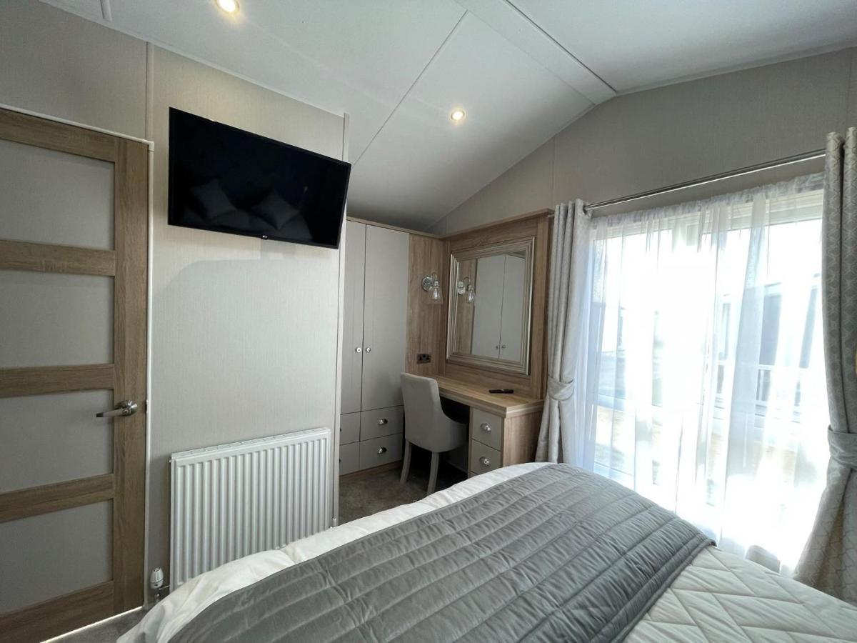 Beautiful Lodge With Full Sea Views At Broadland Sands In Suffolk Ref 20235Bs Hopton on Sea Eksteriør bilde