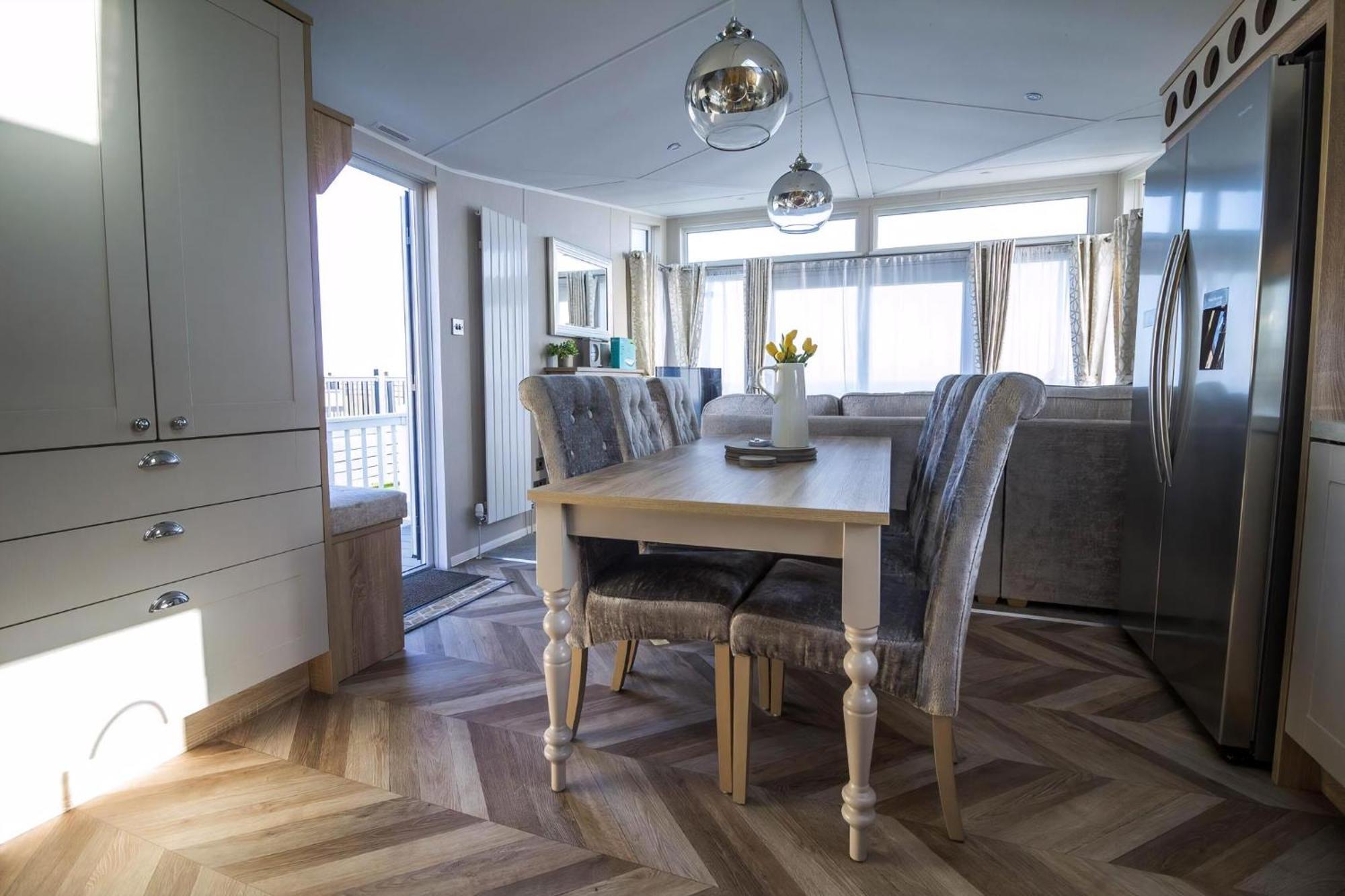 Beautiful Lodge With Full Sea Views At Broadland Sands In Suffolk Ref 20235Bs Hopton on Sea Eksteriør bilde