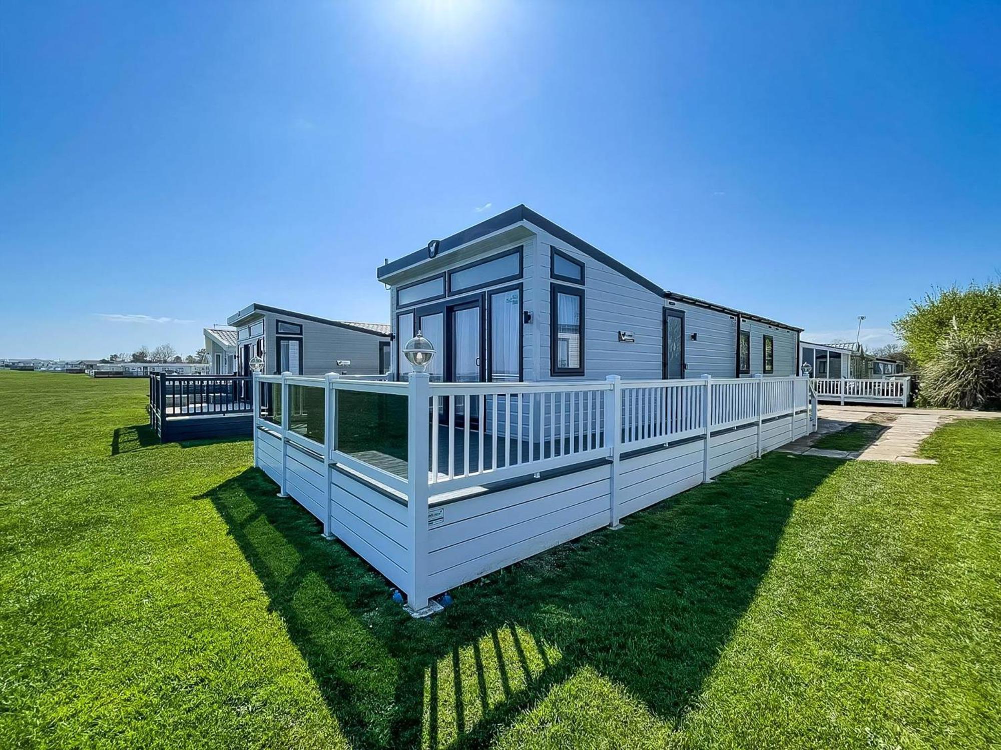 Beautiful Lodge With Full Sea Views At Broadland Sands In Suffolk Ref 20235Bs Hopton on Sea Eksteriør bilde